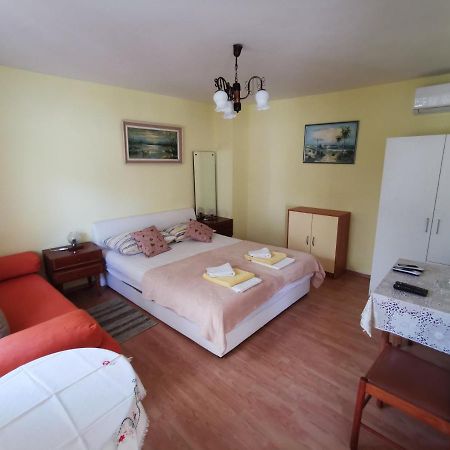 Studio Apartments Jasminka Selce Exterior foto