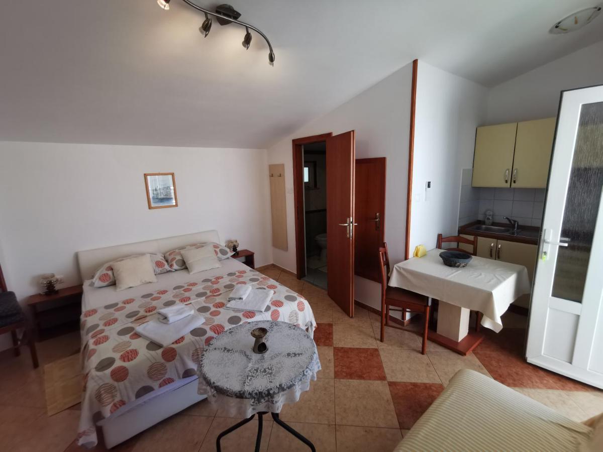 Studio Apartments Jasminka Selce Exterior foto
