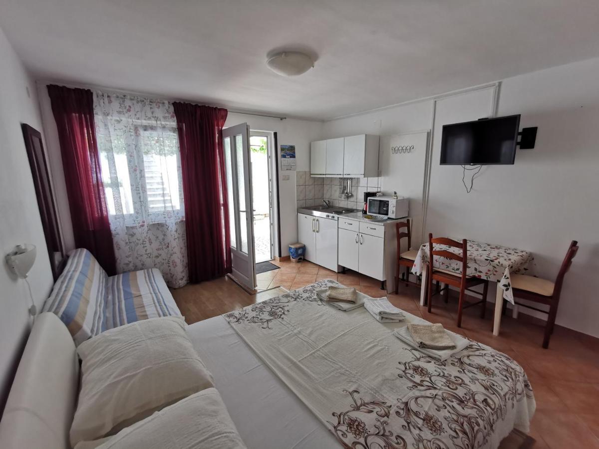 Studio Apartments Jasminka Selce Exterior foto